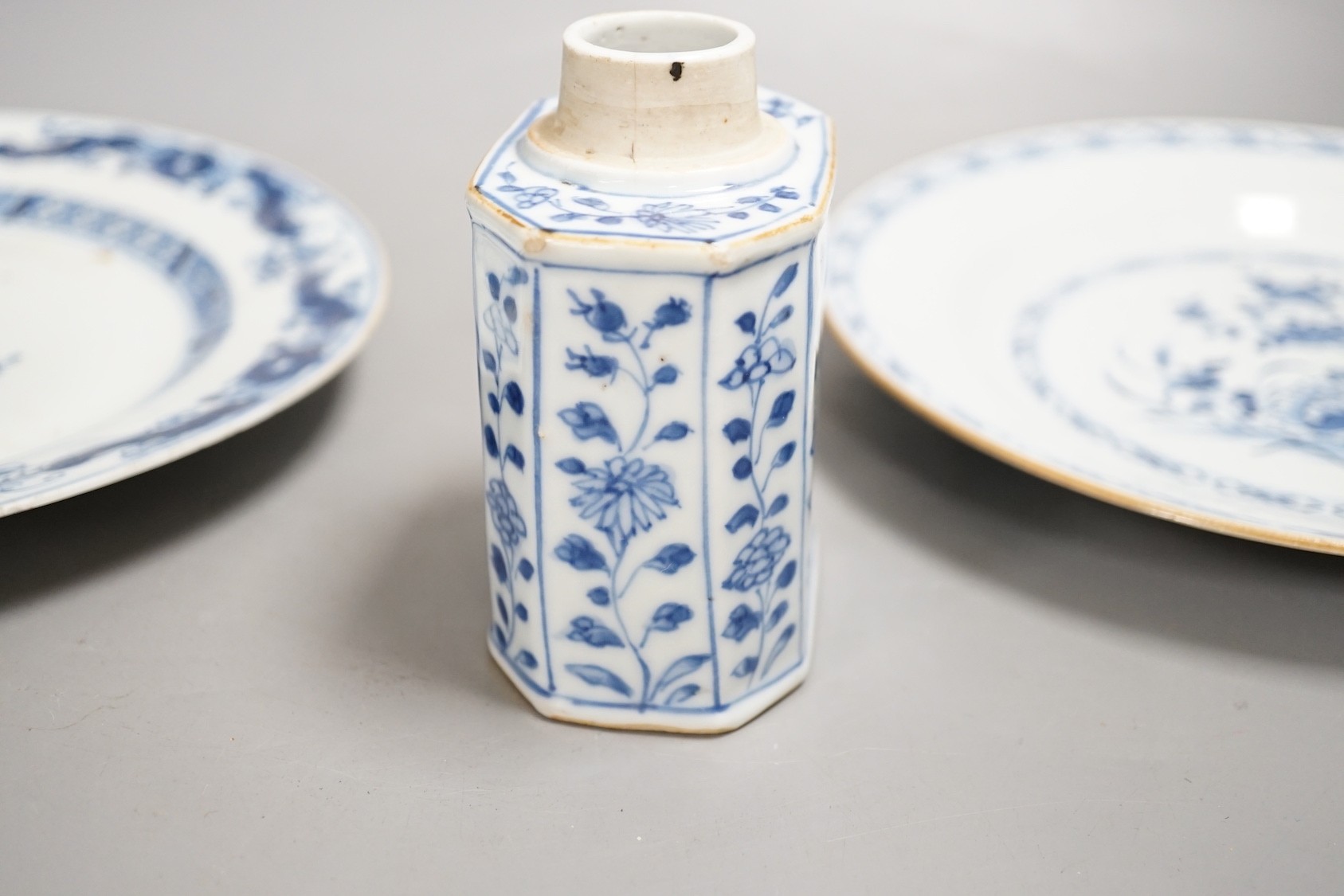 An 18th-century Chinese export blue and white tea caddy and three similar plates, 24cm diameter